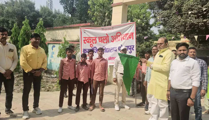 स्कूल चलो अभियान के अंतर्गत नामांकन हेतु निकाली गई रैली, पूर्व ब्लाक प्रमुख ने दिखाई हरी झंडी