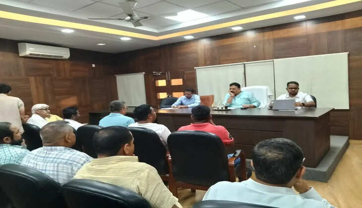 काशी की बिजली व्यवस्था सुधारने में लापरवाही बर्दाश्त नहीं, मंत्री ने अफसरों को चेताया