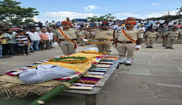 राजकीय सम्मान के साथ दी गई रेलवे कांस्टेबल रवि यादव को अंतिम विदाई