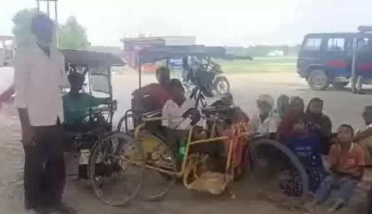 चंदौली में दिव्यांगो का हल्लाबोल! हाइवे किया जाम, दिव्यांगजन कल्याण अधिकारी पर लगाया पैसे मांगने का आरोप...