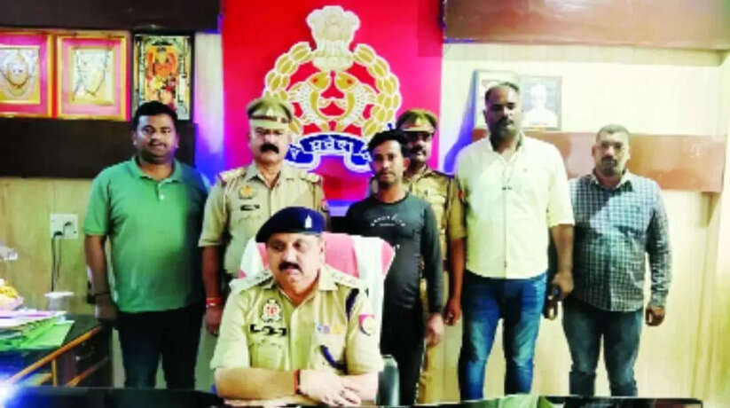 Varanasi News: वाराणसी में 3 वर्षों से फरार 25000 का ईनामिया गौ-तश्कर गिरफ्तार, उसके पास से अवैध तमंचा बरामद