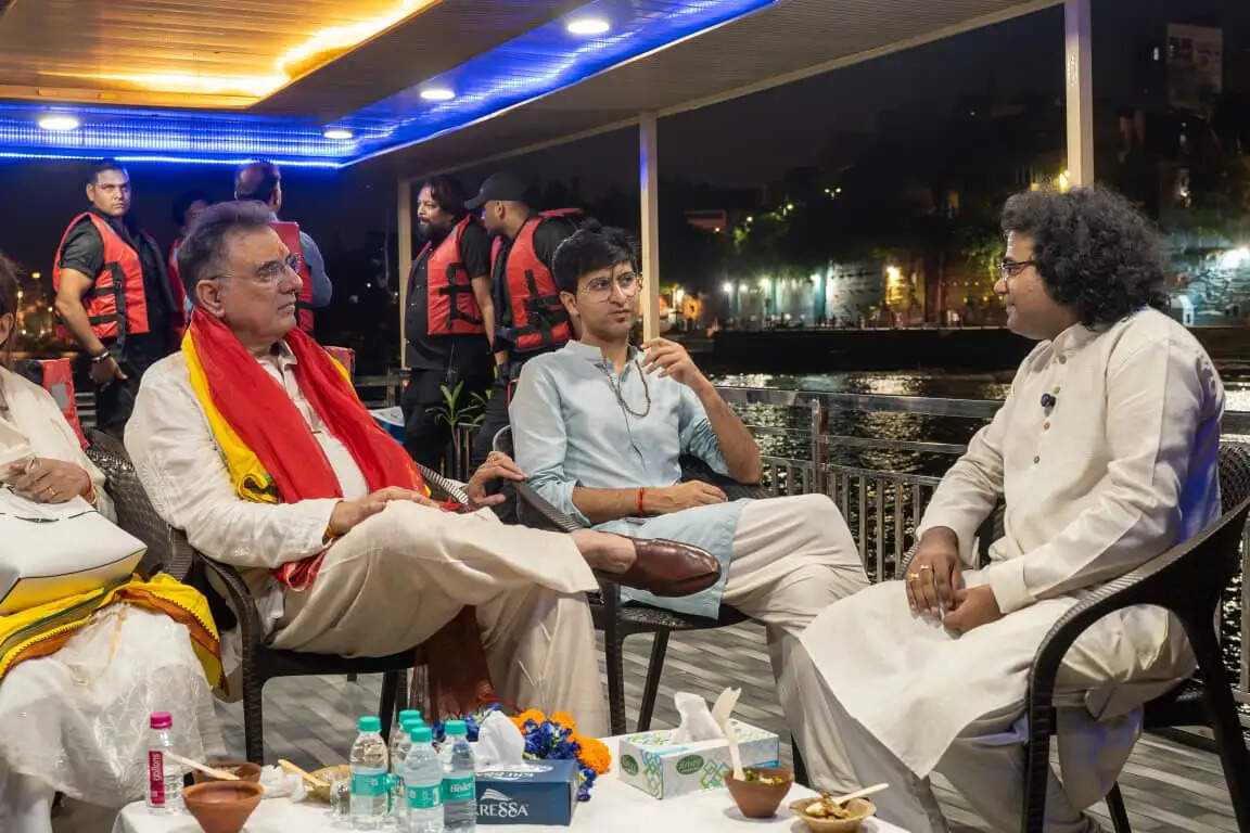 उन्होंने बताया कि वह इससे पहले भी दो बार वाराणसी आ चुके हैं, लेकिन इस बार पहली बार उन्हें बाबा विश्वनाथ के दर्शन का सौभाग्य प्राप्त हुआ। इसके साथ ही उन्होंने क्रूज यात्रा के दौरान गंगा तट और काशी की ऐतिहासिक धरोहरों को करीब से देखा।