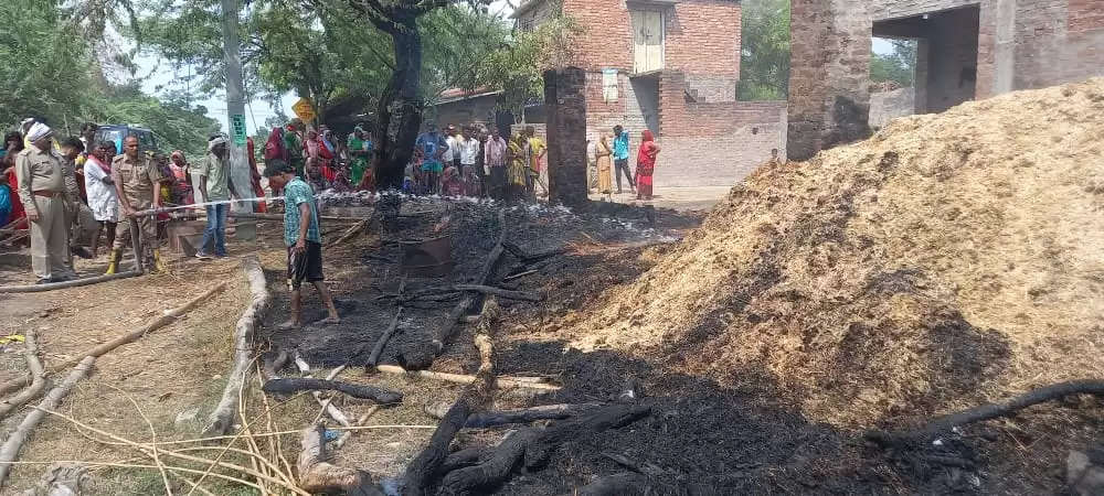 रायबरेली में तहसील क्षेत्र के डेपरमऊ गांव में अज्ञात कारणों से लगी भीषण आग