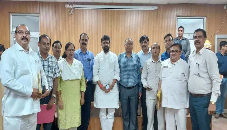 वाराणसी: आयुष मंत्री ने विभागीय अधिकारियों के साथ बैठक कर दिए आवश्यक दिशा-निर्देश