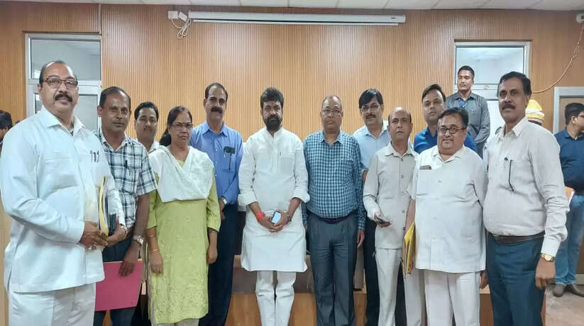 वाराणसी: आयुष मंत्री ने विभागीय अधिकारियों के साथ बैठक कर दिए आवश्यक दिशा-निर्देश