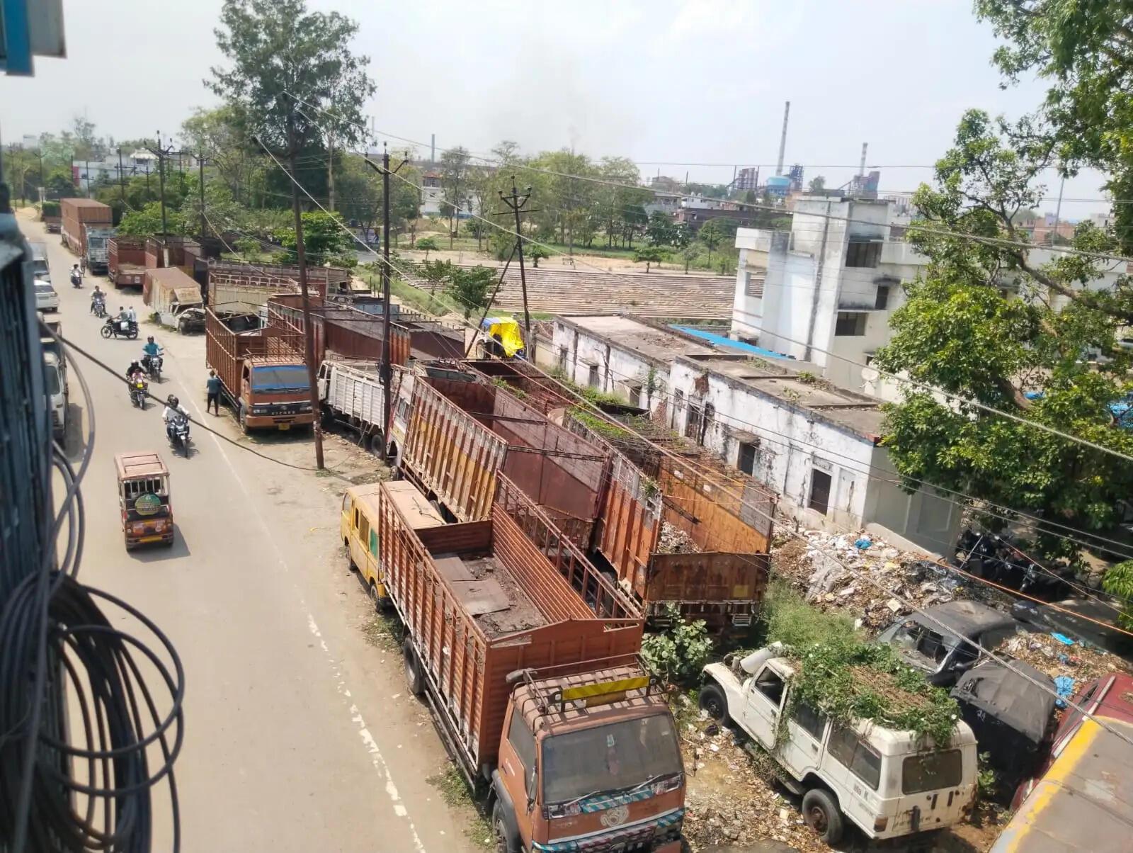 सड़क बनी पुलिस यार्ड, जनता बेहाल… सहजनवा थाने के बाहर हर दिन जाम और