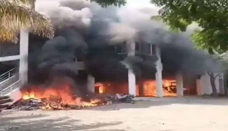 विधायक का घर जलाया 