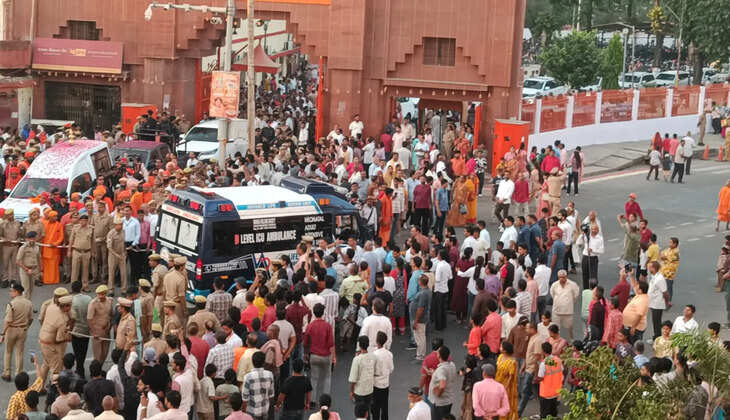 गोरखपुर के गोरखनाथ मंदिर के मुख्य द्वार के पास एंबुलेंस को रास्ता देने के लिए शोभायात्रा कुछ देर रोकी गई। मरीज को ले जा रहे वाहन को सुरक्षित निकाला गया।