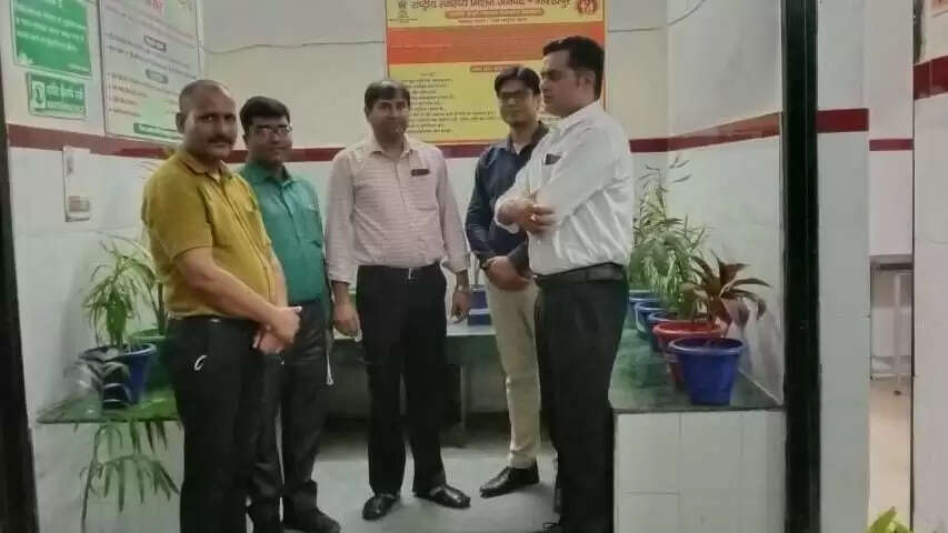 आईजीएल परिवार ने सीएचसी सहजनवां को औषधीय गुणों वाले पौधे किये भेंट