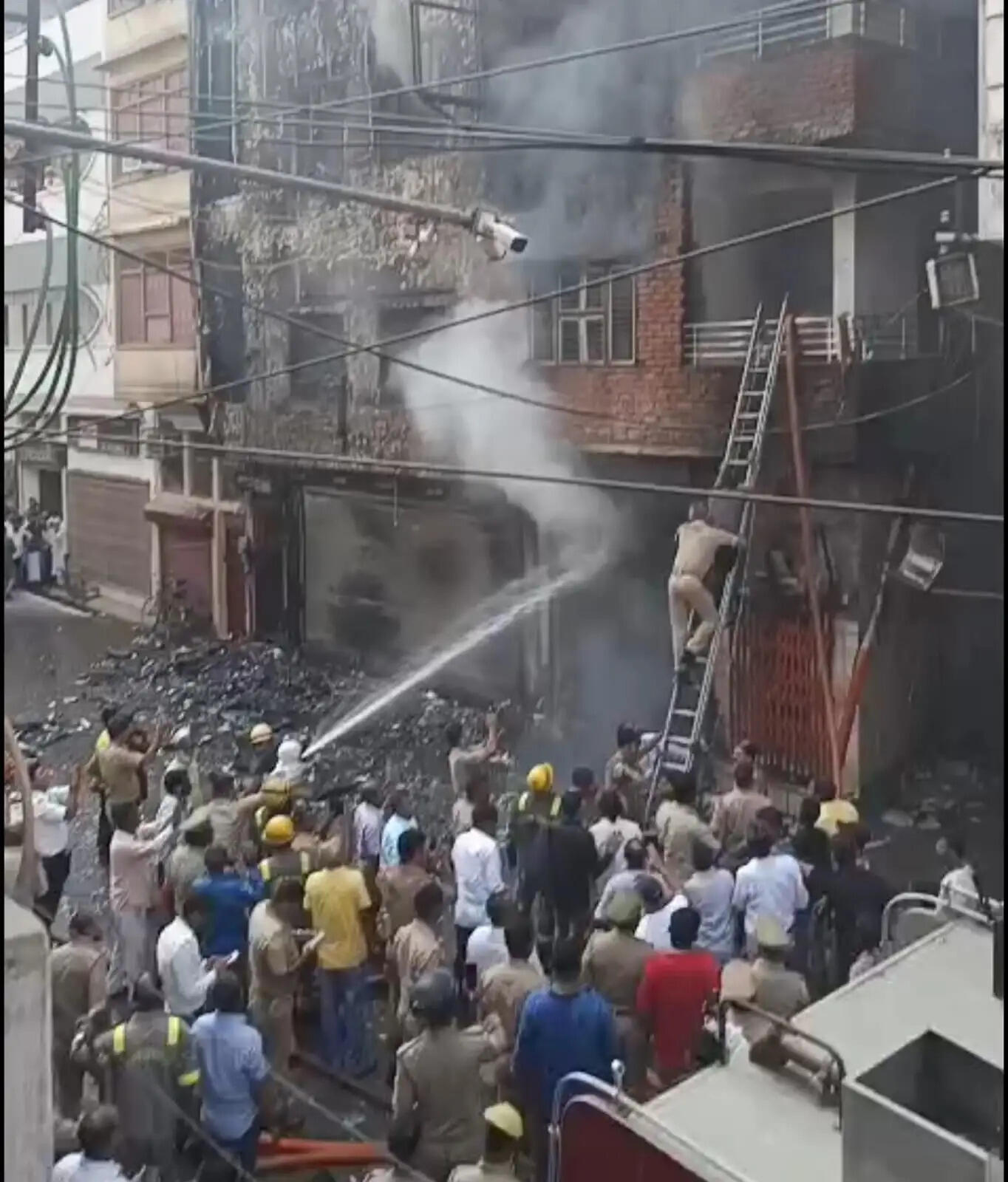 घटना की सूचना मिलते ही मदनपुरा चौकी प्रभारी विशाल विक्रम सिंह पुलिस टीम के साथ मौके पर पहुंचे और अग्निशमन विभाग को सूचना दी। इसके बाद दमकल की छह गाड़ियां घटनास्थल पर पहुंचीं। अग्निशमन कर्मियों ने कड़ी मशक्कत के बाद आग पर काबू पाया।