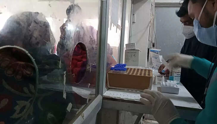 चंदौली&nbsp;में RTPCR के लिए उमड़ी भीड़, बिना RTPCR के जिला अस्पताल में देखी नहीं जाएगी ओपीडी, आज से नियम लागू