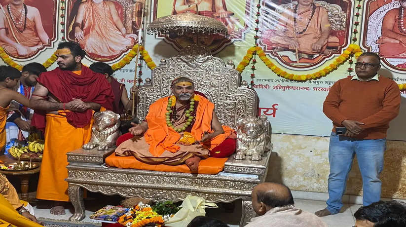 Varanasi News:परमाराध्य परमधर्माधीश ज्योतिष्पीठाधीश्वर जगदगुरु शंकराचार्य जी महाराज आज दिल्ली से वायुमार्ग से बाबतपुर पहुंचें। वहां से सड़क मार्ग से राजघाट पहुचें।