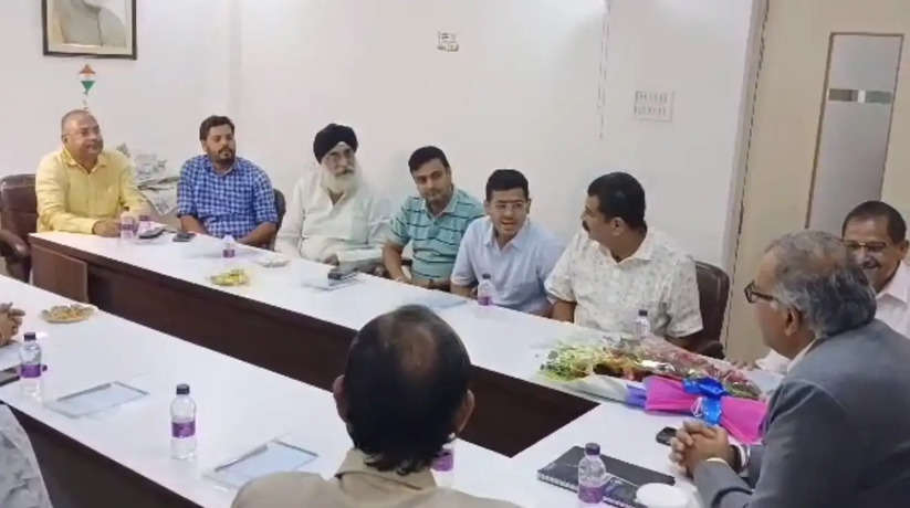 Chandauli News: बड़ौदा यूपी बैंक के अध्यक्ष ने नगर के उद्यमियों संग की बैठक