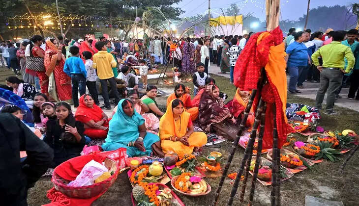 बरेका सूर्य सरोवर में छठ पूजा के अंतिम दिन श्रद्धालुओं ने उगते सूर्य को अर्घ देकर पूर्ण किया व्रत का पारण
