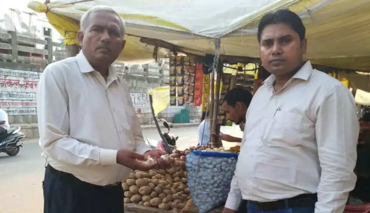 Chandauli News: चंदौली में सब्जी की&nbsp;दुकानों में छापेमारी कर हो रही चाइनीज&nbsp;लहसुन की जांच