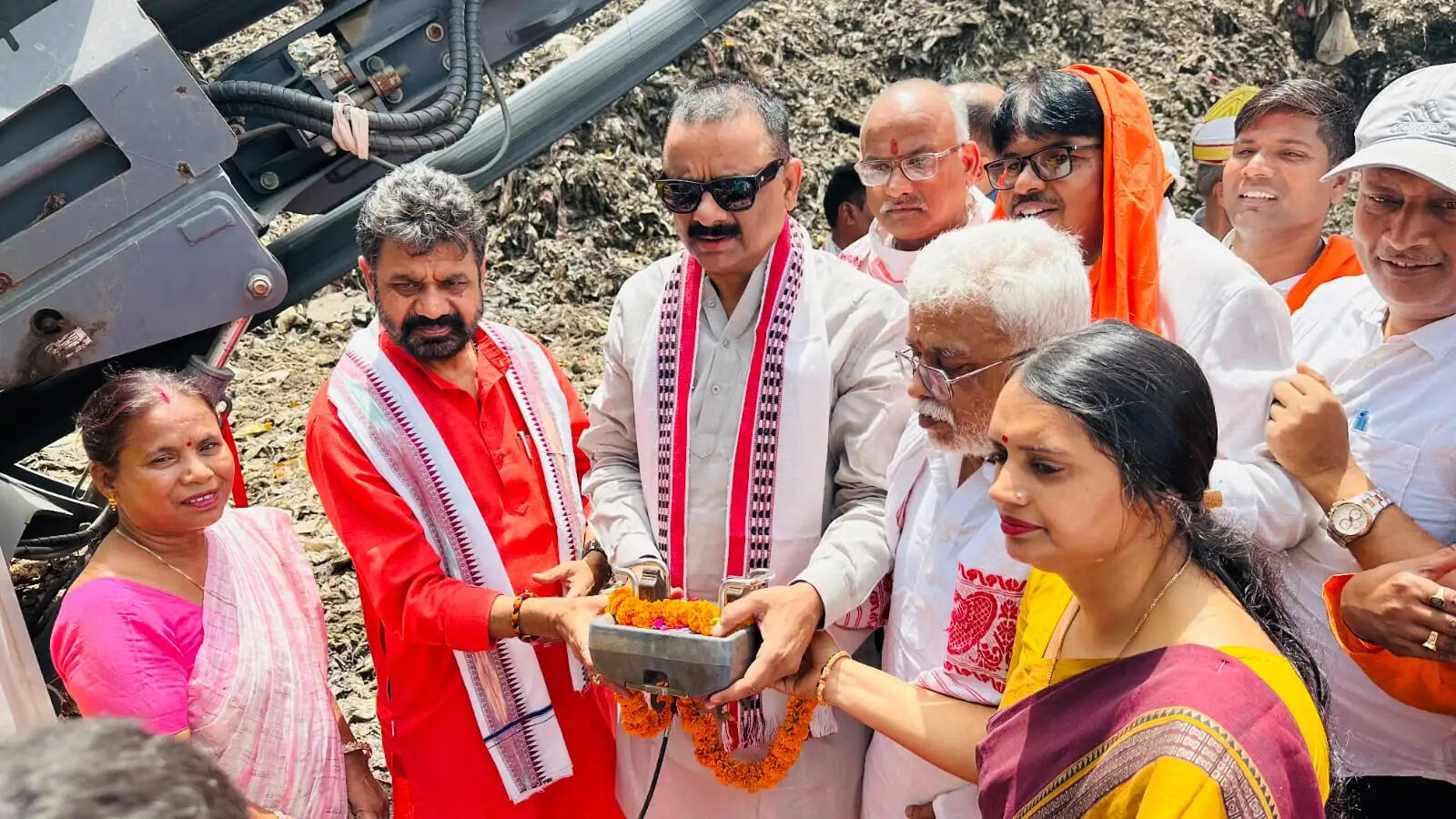 कार्यक्रम में मौजूद आयुष राज्यमंत्री (स्वतंत्र प्रभार) डॉ. दयाशंकर मिश्र ‘दयालु’ ने कहा कि जो लोग आज इस कूड़े के पहाड़ से परेशान हैं, वही आने वाले समय में यहां बने हरित उद्यान में सुकून महसूस करेंगे।