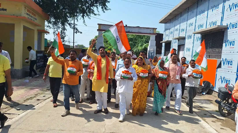 Chanduali News: गांव से गांव से पहुंची कलश यात्रा, भाजपा नेता सूर्यमुनी तिवारी के नेतृत्व में किया गया विकास खंड कार्यालय पर कलश को सुपुर्द