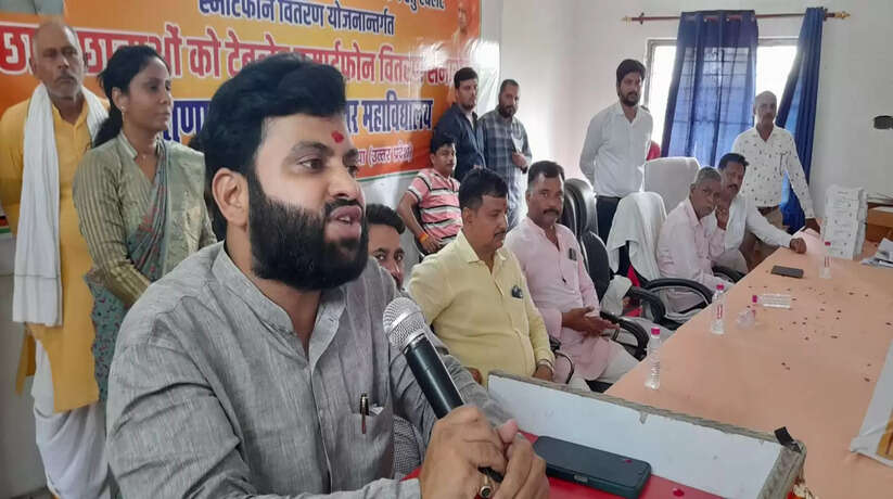 युवा पीढ़ी स्मार्टफोन के माध्यम से ज्ञानार्जन कर देश का करेगी नाम रोशन: विधायक बीकापुर डॉ अमित सिंह चौहान