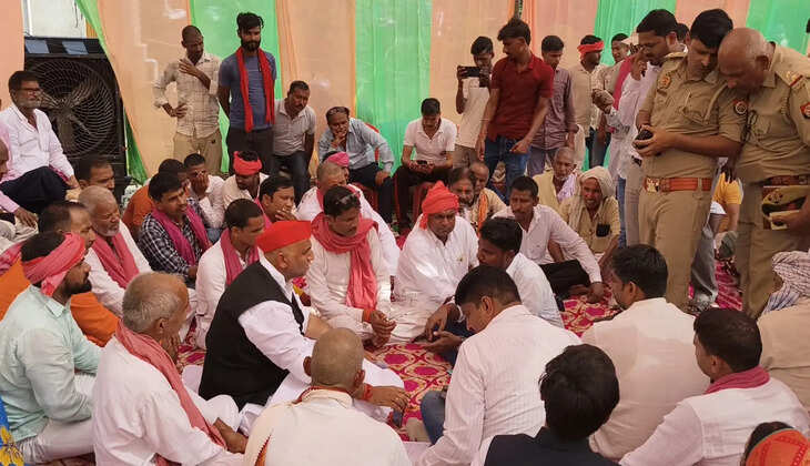 चंदौली में सड़क की पटरी को लेकर सियासी सरगर्मी, मनोज सिंह डब्लू ने दिया धरना