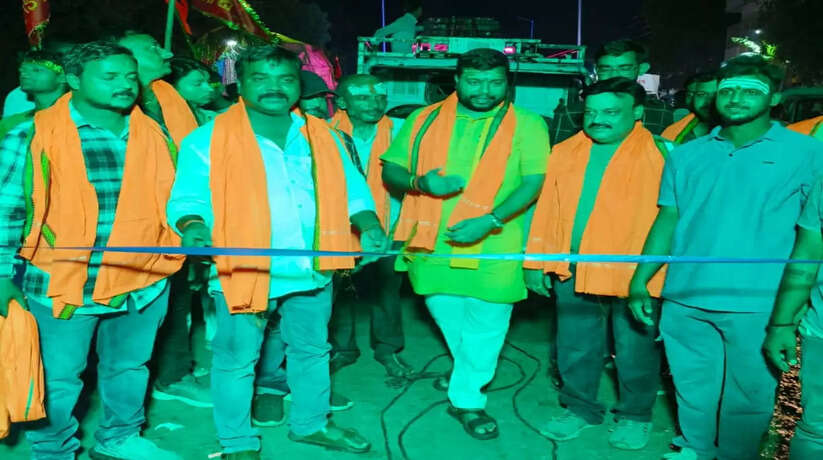 वाराणसी के तेलियाना में शीतला धाम पदयात्रा का अम्बरीष सिंह भोला ने किया उद्घाटन