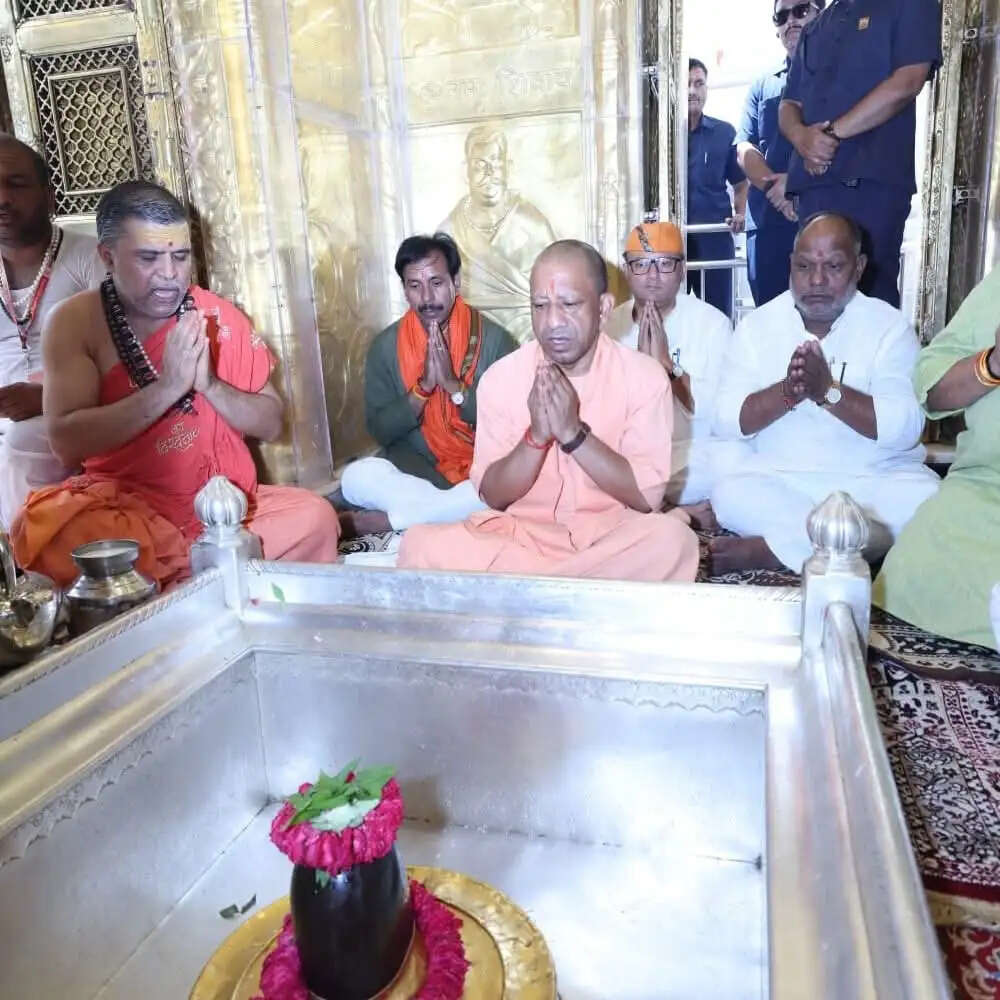 CM Yogi in Varanasi: काशी पहुंचे सीएम योगी, विश्वनाथ धाम और कालभैरव मंदिर में किए दर्शन