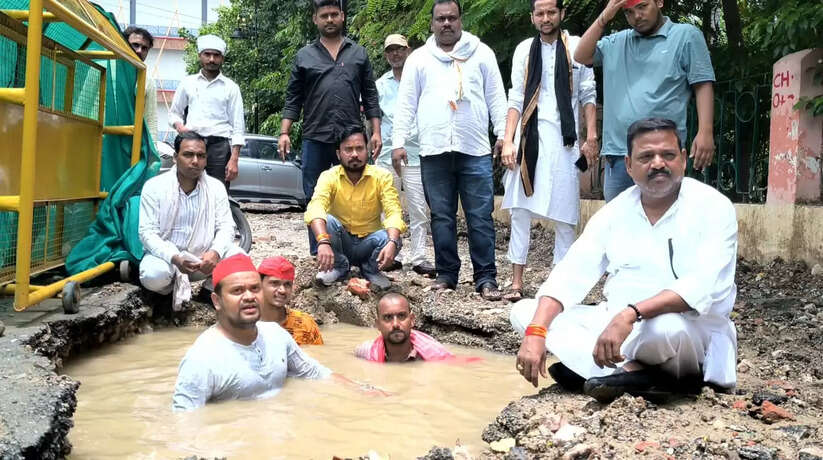 वाराणसी में शहर की बिगड़ती व्यवस्था को लेकर सपाइयों का अनोखा प्रदर्शन
