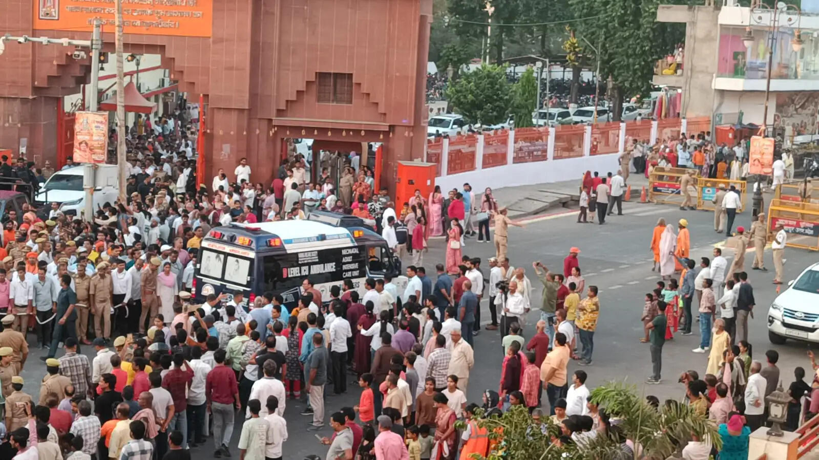 बड़े धार्मिक आयोजनों के दौरान श्रद्धालुओं की भीड़ और यातायात का दबाव बढ़ जाता है। ऐसी स्थिति में एंबुलेंस, दमकल और अन्य आपातकालीन वाहनों के लिए रास्ता उपलब्ध कराना जरूरी होता है। समय पर अस्पताल पहुंचना कई बार मरीज के उपचार के लिहाज से महत्वपूर्ण साबित होता है।