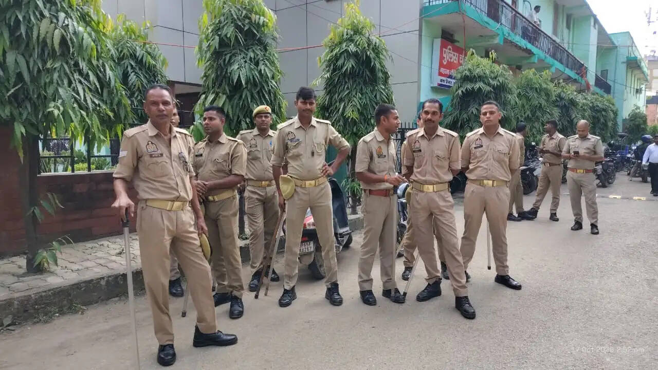 ABVP के प्रांत मंत्री शिवम सिंह ने कहा कि लोकतंत्र में प्रत्येक व्यक्ति को अपनी बात रखने और असहमति जताने का अधिकार है। उन्होंने कहा कि न्याय पाने के लिए न्यायालय समेत संवैधानिक संस्थाओं का सहारा लिया जा सकता है, लेकिन उनके नियमों और प्रक्रियाओं का पालन करना जरूरी है।