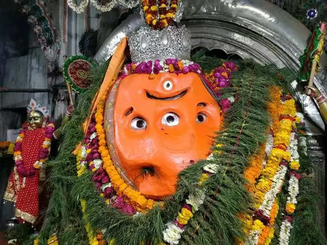 Ganesh Chaturthi 2023: Devotees are visiting Vighnaharta in Banaras, huge crowd in Bada Ganesh temple, know what is the time of moonrise?