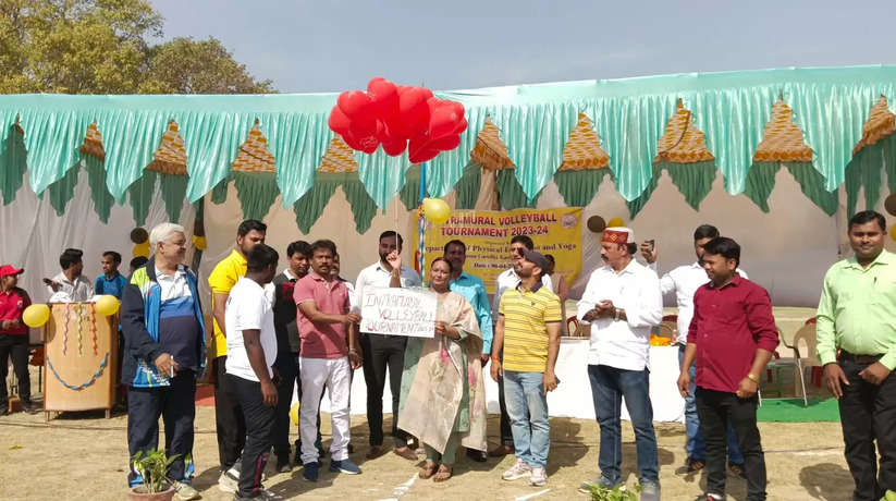 Varanasi News: काशी विद्यापीठ में आयोजित अंतःआवासीय प्रतियोगिता में येलो व ब्लू हाउस बनी विजेता