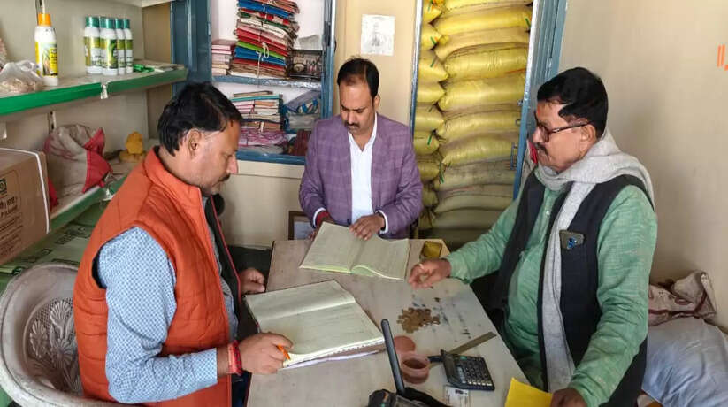 चंदौली में दो उर्वरक दुकानों के रजिस्टर में गड़बड़ी, कृषि अधिकारी ने तत्काल लाइसेंस किया निलंबित