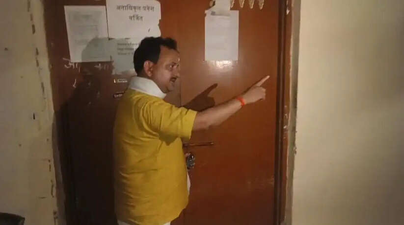 Chandauli News: भीषण गर्मी में बिजली कटौती से फूटा ग्रामीणों का गुस्सा, अनिश्चितकालीन धरना शुरू