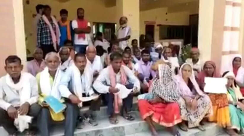 चंदौली में लेखपाल के खिलाफ लामबंद हुए ग्रामीण, पहुंचे डीएम कार्यालय सौंपा ज्ञापन
