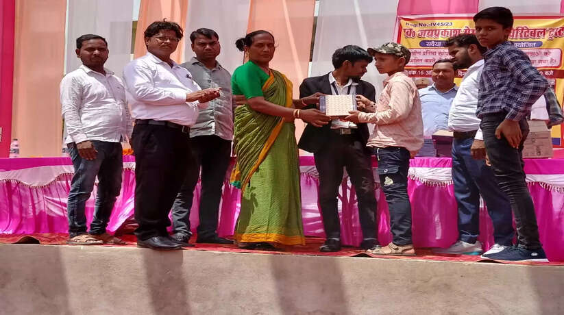 Chanduli News: जिला मुख्यालय स्थित केसरी मैरिज लॉन में ग्रामीण प्रतिभा खोज के तहत उत्कृष्ट कार्य करने वाले छात्र-छात्राओं को किया गया पुरस्कृत