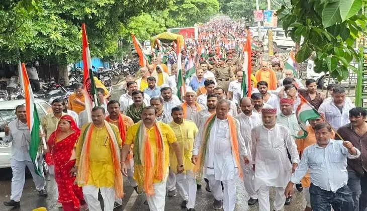 हाथों में तिरंगा, जुबां पर भारत माता का जयघोष, सहजनवां में निकली विशाल तिरंगा यात्रा