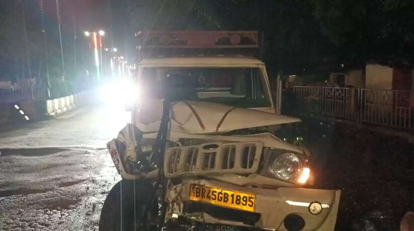 वाराणसी में कूडा उठाने वाली जे सी बी मशीन और पिकअप में जोरदार टक्कर, खलासी घायल