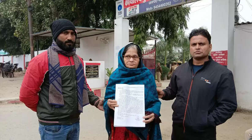 चंदौली में एक महिला ने अपने मकान पर कब्जे को लेकर पुलिस अधीक्षक से मुलाकात कर लगाई न्याय की गुहार