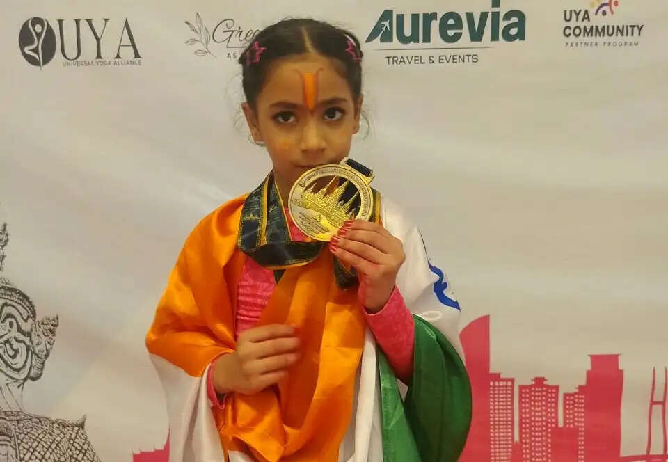 अंतरराष्ट्रीय प्रतियोगिता में वान्या शर्मा ने अपनी योगासन प्रतिभा का बेहतरीन प्रदर्शन किया। उन्होंने पारंपरिक योगासन स्पर्धा में संतुलन, लचीलापन, एकाग्रता और शारीरिक नियंत्रण का उत्कृष्ट प्रदर्शन करते हुए स्वर्ण पदक अपने नाम किया। इसके बाद कलात्मक एकल योगासन स्पर्धा में भी वान्या ने शानदार प्रदर्शन करते हुए दूसरा स्वर्ण पदक हासिल किया। लगातार दो स्पर्धाओं में शीर्ष स्थान हासिल करने के बाद उन्हें ‘चैंपियन ऑफ चैंपियंस’ का सम्मान मिला।