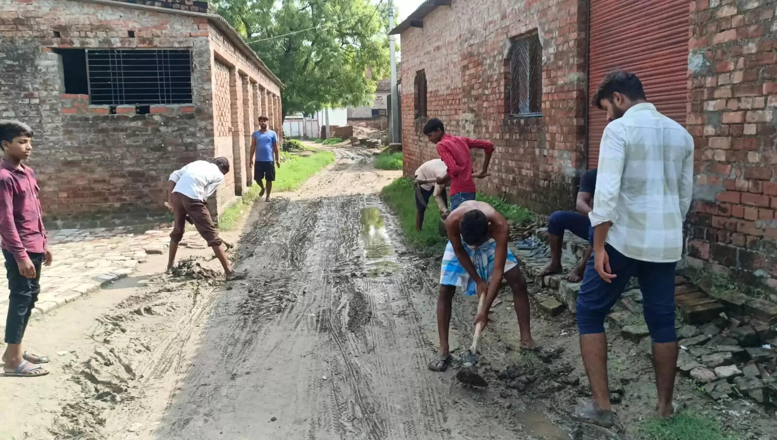 चौबेपुर क्षेत्र के बनकट गांँव मुहर्रम पर्व को देखते हुये बच्चों ने किया रास्ते का साफ-सफाई, सफाईकर्मी नदारत