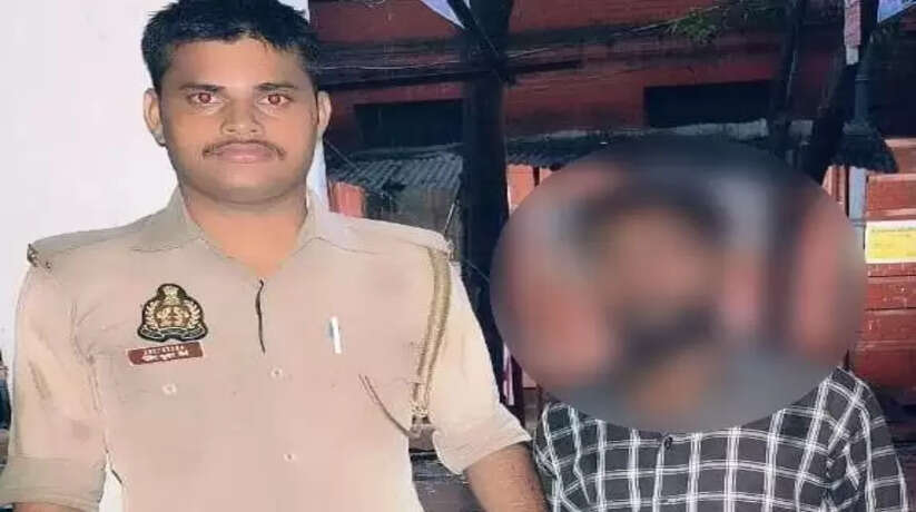 Varanasi news: भांग की दुकान पर गाॅजा बेचता सेल्समैन को पुलिस ने किया गिरफ्तार