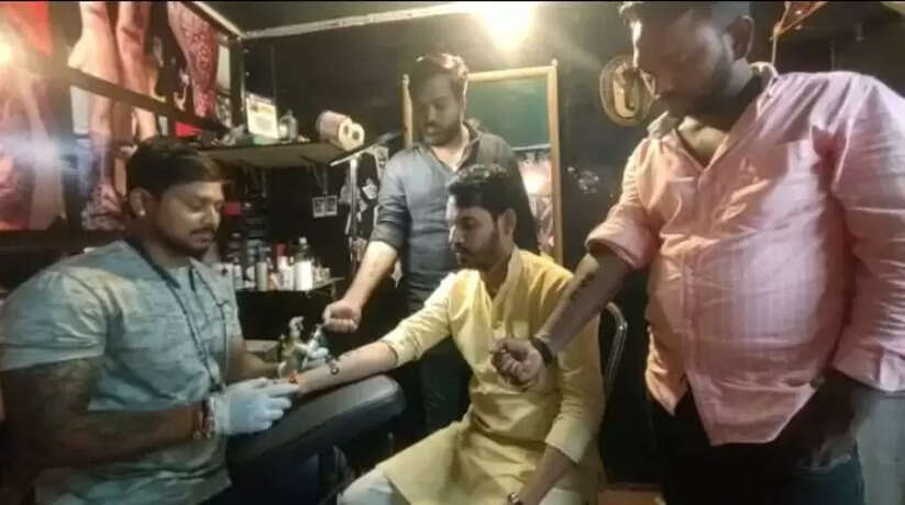प्रधानमंत्री नरेंद्र मोदी के जन्मदिन पर काशी के युवाओं पर चढ़ा टैटू का क्रेज, बनवाया मोदी का टैटू