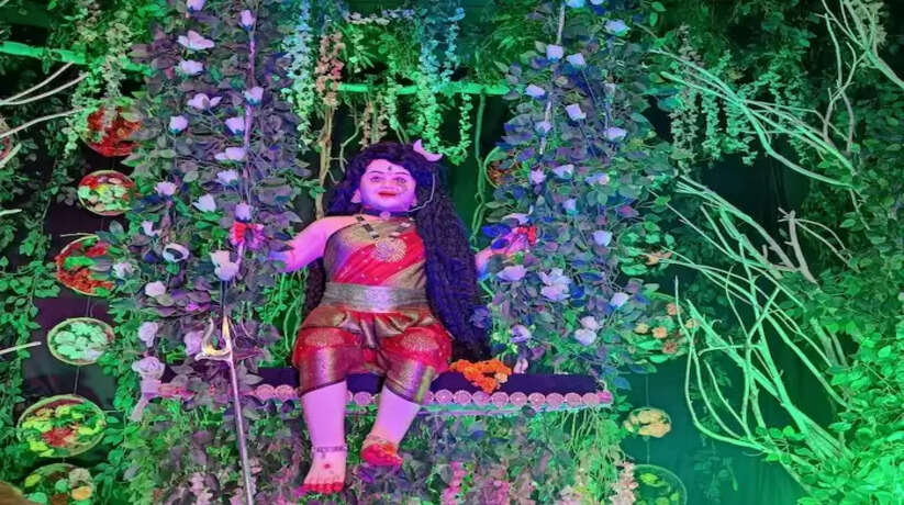 मां दुर्गा की बाल स्वरूप की झूला झूलती प्रतिमा बनी आकर्षण का केंद्र, देखें तस्वीरें