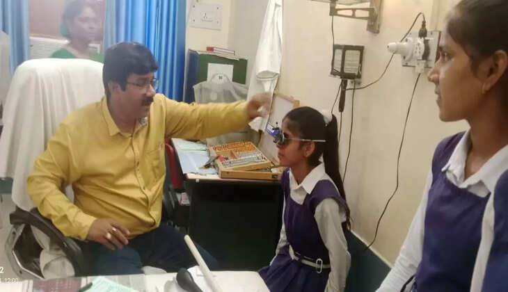 वाराणसी में विश्व दृष्टि दिवस के अवसर पर की गई बच्चों के नेत्रों की जाँच