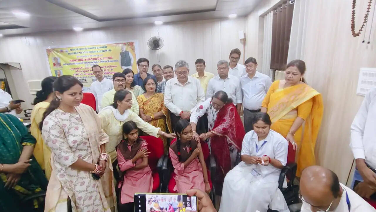 वक्ताओं ने बताया कि बालिकाओं को एचपीवी संक्रमण से होने वाले रोगों से बचाव के लिए टीकाकरण अभियान चलाया जा रहा है। उन्होंने कहा कि स्वस्थ महिला का परिवार और समाज के विकास में महत्वपूर्ण योगदान होता है। कार्यक्रम में उपस्थित अतिथियों ने स्वस्थ और नशामुक्त भारत के निर्माण का संकल्प भी लिया।