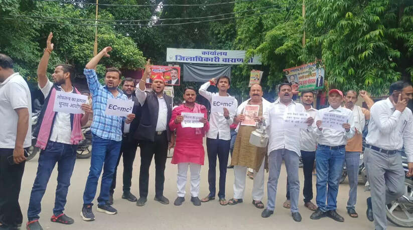 वाराणसी में चुनाव आयोग द्वारा वोटों की धांधली के विरोध में सपा कार्यकर्ताओं का प्रदर्शन