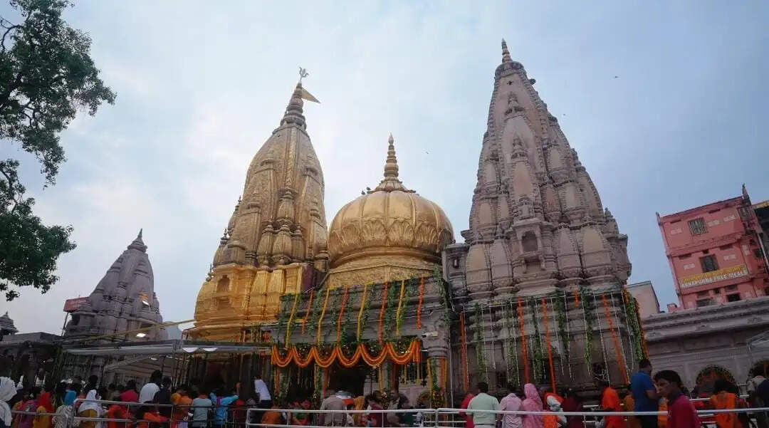 हर-हर महादेव से गूंज उठी काशी, सावन शिवरात्रि पर बाबा विश्वनाथ के दरबार में उमड़ा जनसैलाब