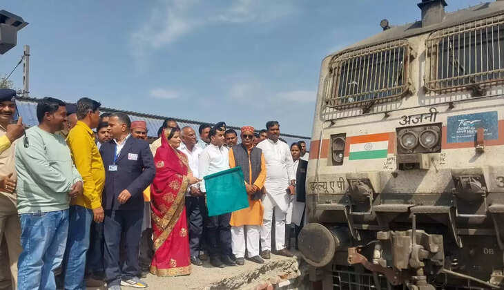 Varanasi News: बरौनी-नई दिल्ली क्लोन स्पेशल एक्सप्रेस को&nbsp;हरी झण्डी दिखाकर ठहराव का शुभारम्भ किया