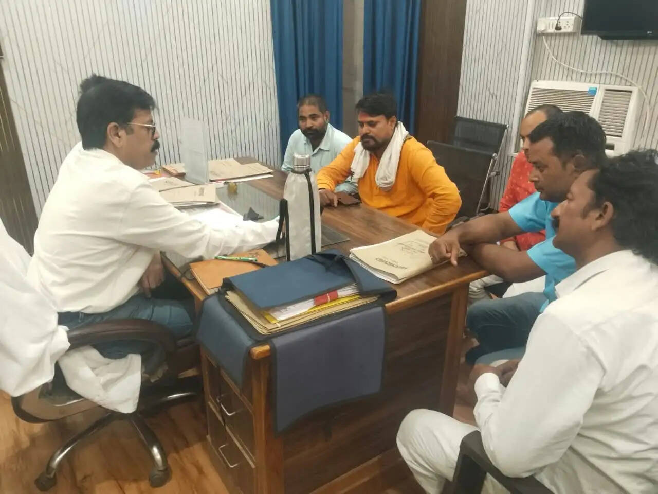 गौ प्रेमियों ने राष्ट्रीय और अन्य प्रमुख मार्गों पर छुट्टा पशुओं की मौजूदगी को गंभीर चिंता का विषय बताया। उनका कहना था कि सड़क पर अचानक पशुओं के आ जाने से दुर्घटनाओं की आशंका बनी रहती है। कई बार सड़क हादसों में पशु भी घायल हो जाते हैं या उनकी मौत हो जाती है। ऐसे में पशुओं की सुरक्षा के साथ वाहन चालकों की जान बचाने के लिए भी प्रभावी कदम उठाने की जरूरत है।