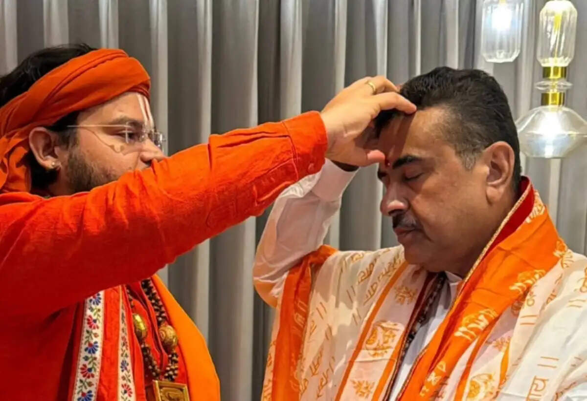 इस दौरान उन्होंने आचार्य का आशीर्वाद लिया और प्रस्तावित महायज्ञ को लेकर चर्चा की।