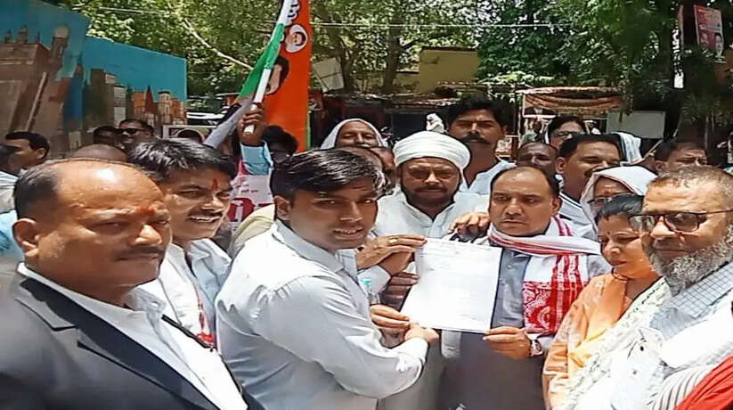 Varanasi News: पेट्रोल-डीजल और गैस कीमतों के खिलाफ कांग्रेस का प्रदर्शन, राष्ट्रपति को भेजा ज्ञापन